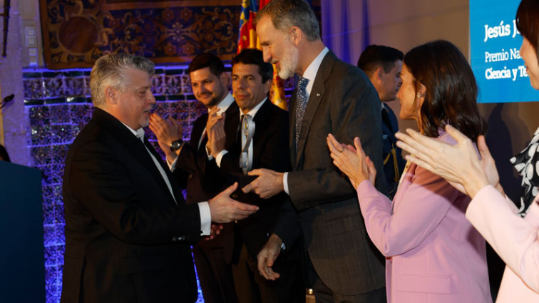 Jesús Jiménez-Barbero receiving the Enrique Moles National Research Award from King Felipe VI of Spain.
