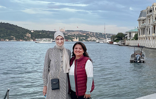 Prof. Dr. Tuba Esatbeyoglu and Prof. Dr. Esra Capanoglu Guven in Ortaköy, Istanbul in May 2022 for the kick-off meeting of their DAAD project.