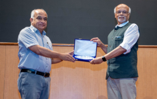 Prof. Jayant Udgaonkar presenting a memento to Prof. K.N. Ganesh as a mark of the institute’s appreciation for their achievements and for the recognition they received through the Padma awards. 
